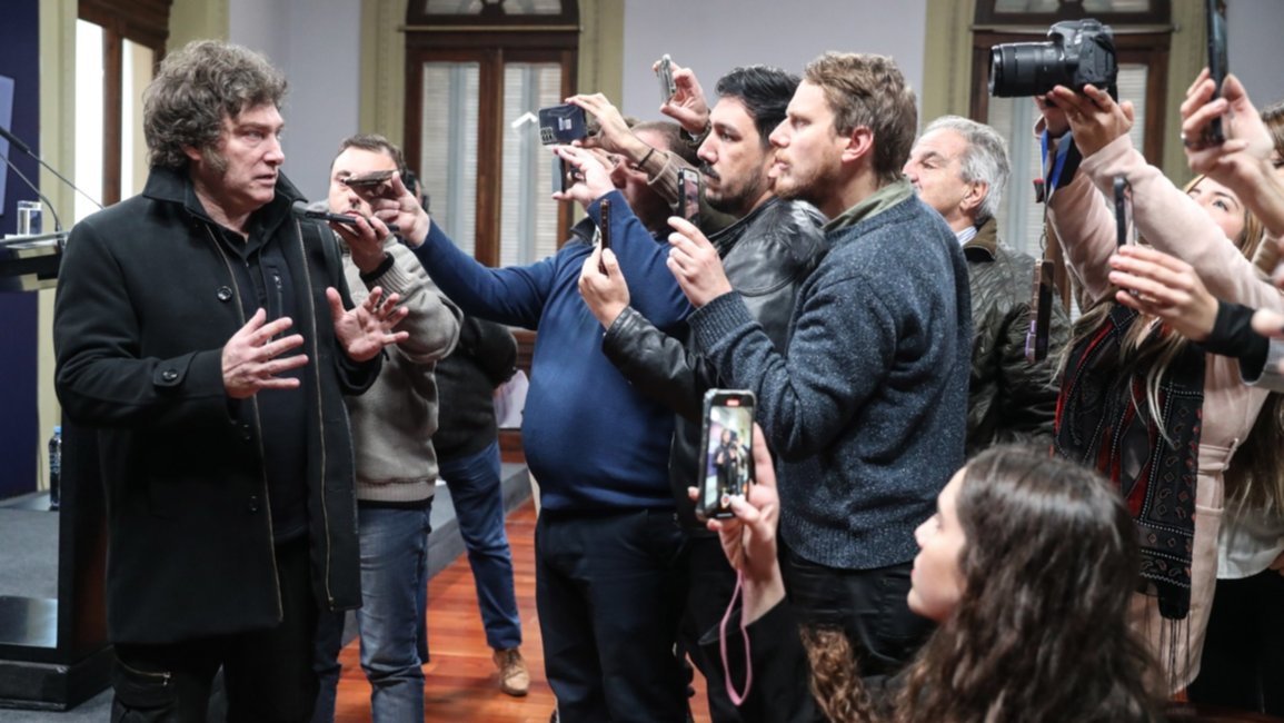 VIDEO. Javier Milei saludó a los periodistas acreditados y habló de la polémica de los alimentos, entre otros temas