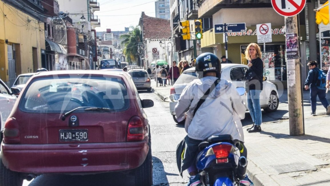 Prueba piloto en la calle Pellegrini para mejorar la fluidez del tránsito