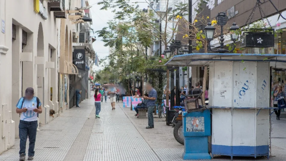 Solicitan prisión preventiva para un hombre que lesionó a su hijo, a una policía y amenazó a una funcionaria en la calle