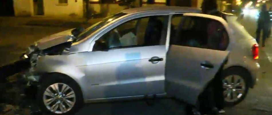 Dos autos chocaron en la Avenida Reimundin en el Barrio Castañares y uno de ellos casi se incrusta contra una casa