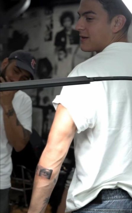 ¿Dybala dejó la vara alta? se tatuó los ojos de su novia Oriana Sabatini