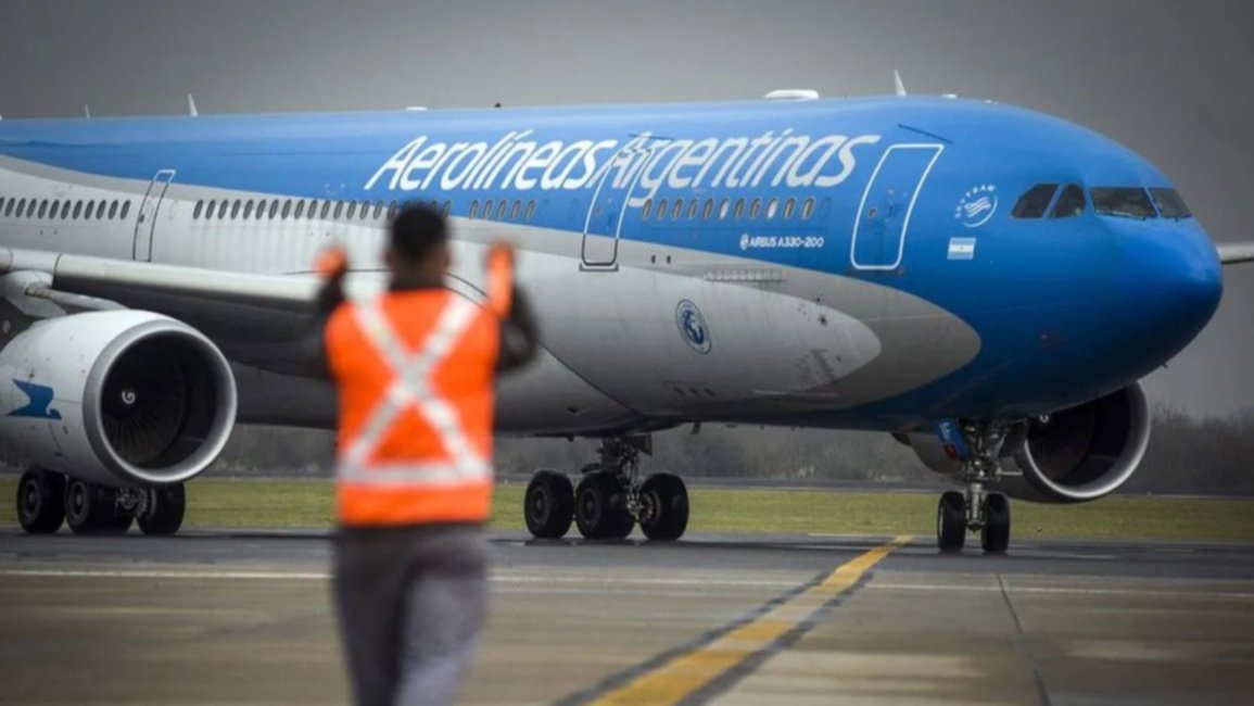 Ley Bases: el Gobierno eliminó a Aerolíneas Argentinas, Correo Argentino y Radio Nacional de las empresas sujetas a privatizar