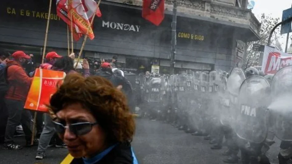 Ley Bases: graves incidentes en el Congreso, cinco diputados lesionados y prendieron fuego un móvil de radio