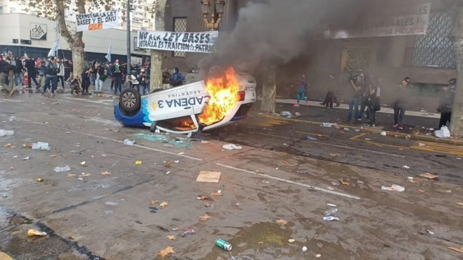 VIDEOS. El periodista de Cadena 3 lloró por el violento incendio de su móvil de trabajo