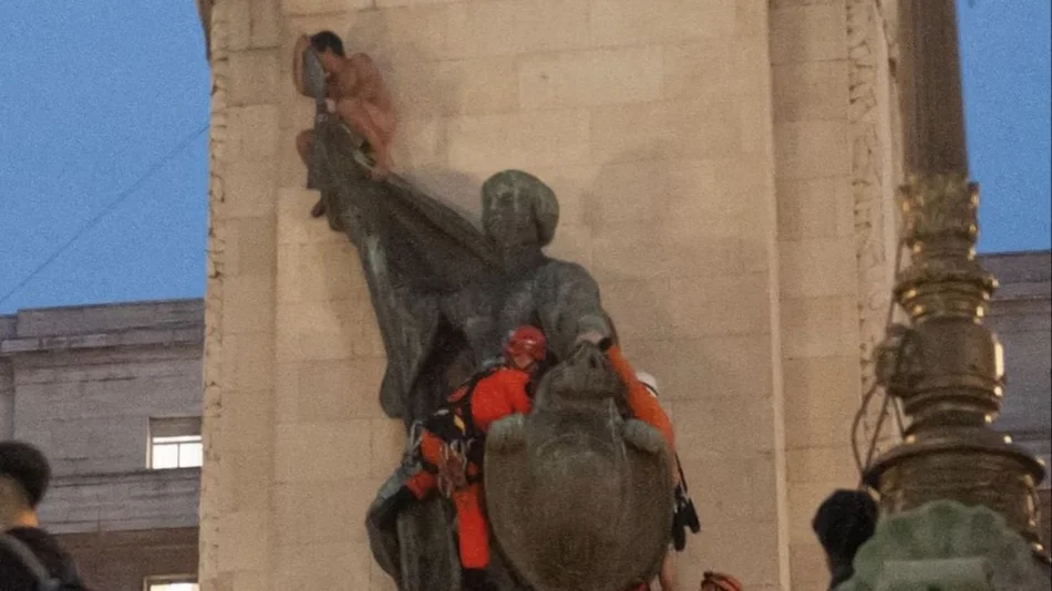 Se trepó desnudo al monumento a los Dos Congresos durante las protestas de la Ley Bases y llamó la atención de todos