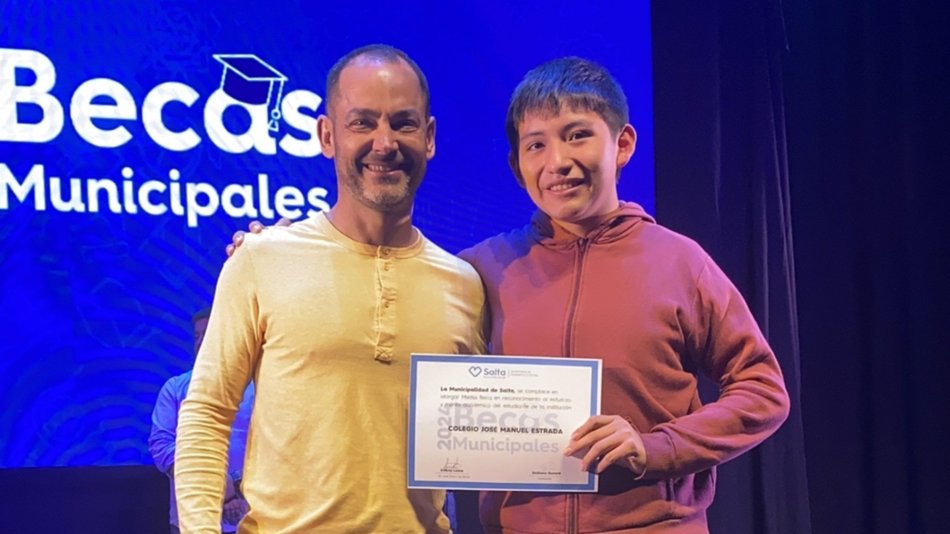 La Municipalidad entregó más de 500 becas a estudiantes