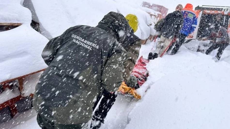 Por la acumulación de nieve volcó un camión con 11 gendarmes en las Altas Montañas en Mendoza