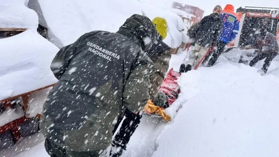 Por la acumulación de nieve volcó un camión con 11 gendarmes en las Altas Montañas en Mendoza