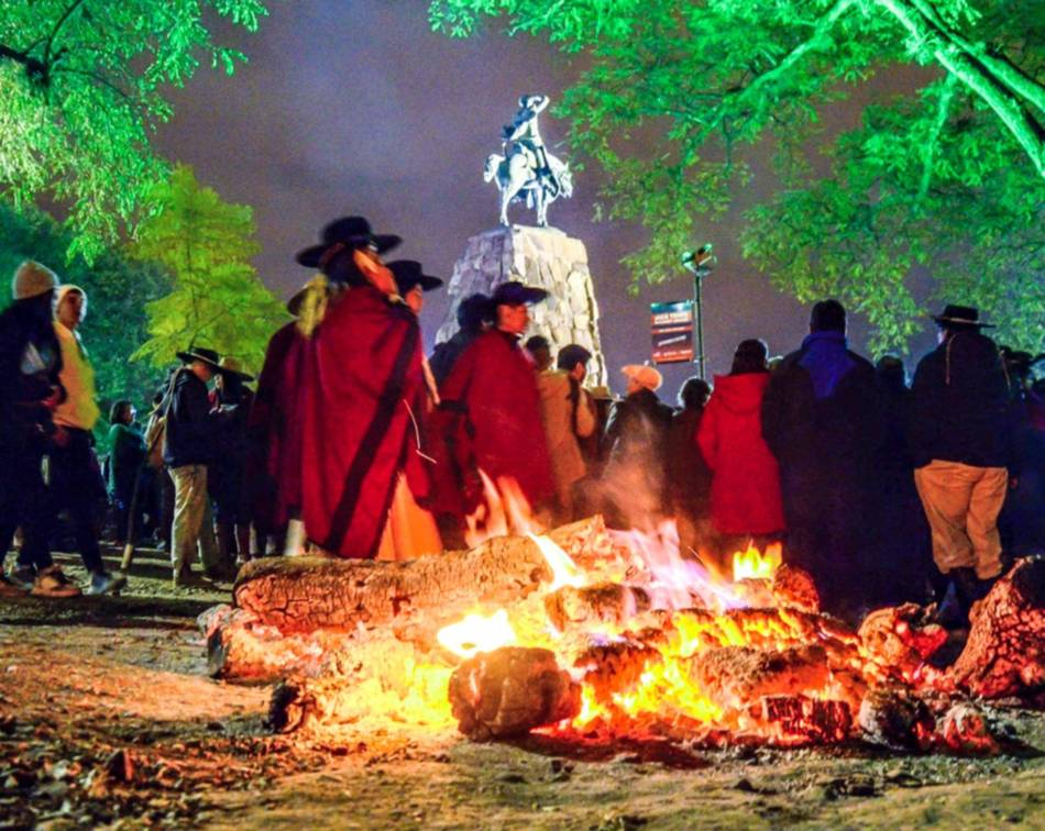 Aniversario de Güemes: Festejo y emoción en los fogones y la Guardia bajo las Estrellas