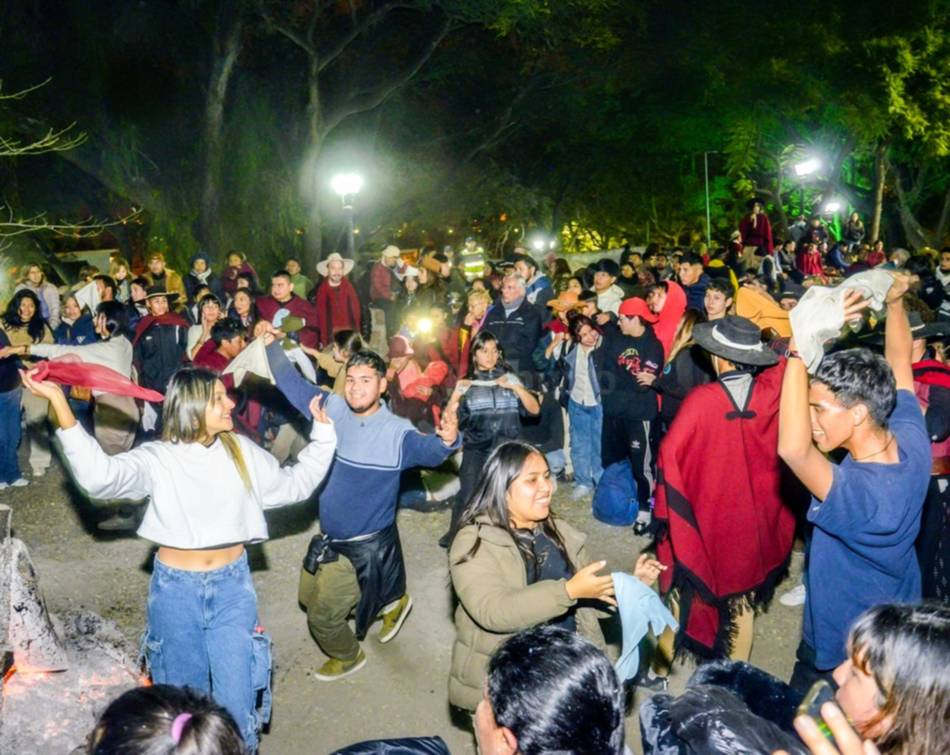 Aniversario de Güemes: Festejo y emoción en los fogones y la Guardia bajo las Estrellas