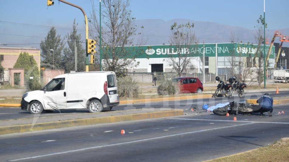 Un motocilista murió en la avenida Banchick: fue tras chocar con un utilitario en el acceso a barrio Intersindical