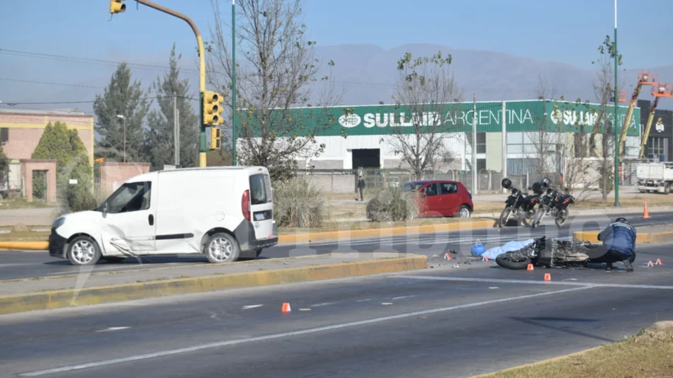 Un motocilista murió en la avenida Banchick: fue tras chocar con un utilitario en el acceso a barrio Intersindical