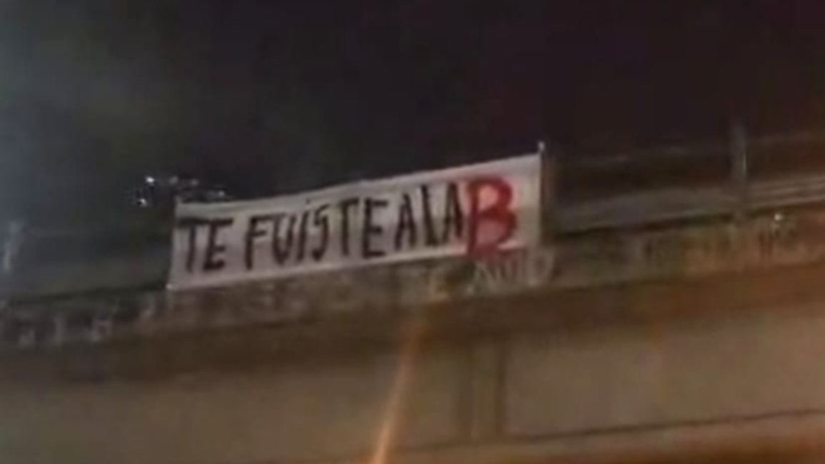 Un pasacalle en la rotonda de Ciudad Judicial recuerda uno de los días más tristes de la historia de River: “Te fuiste a la B”