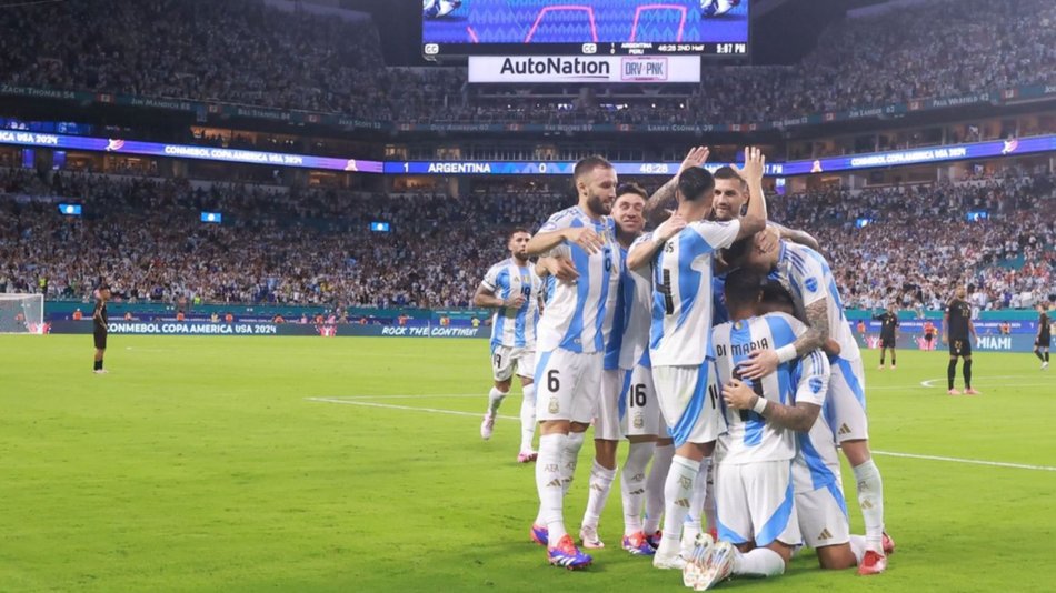 Argentina le ganó a Perú con un doblete de Lautaro Martínez y cerró con puntaje ideal la fase de grupos