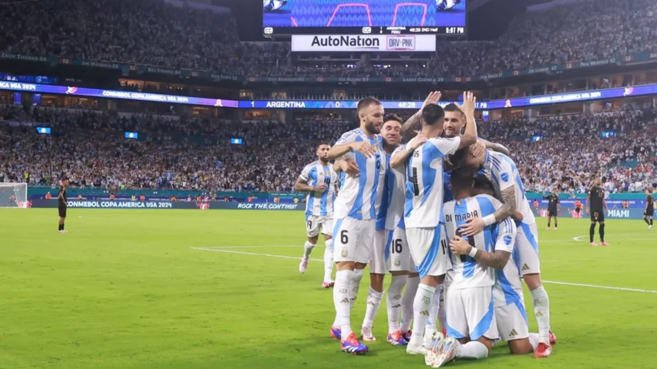 Argentina le ganó a Perú con un doblete de Lautaro Martínez y cerró con puntaje ideal la fase de grupos