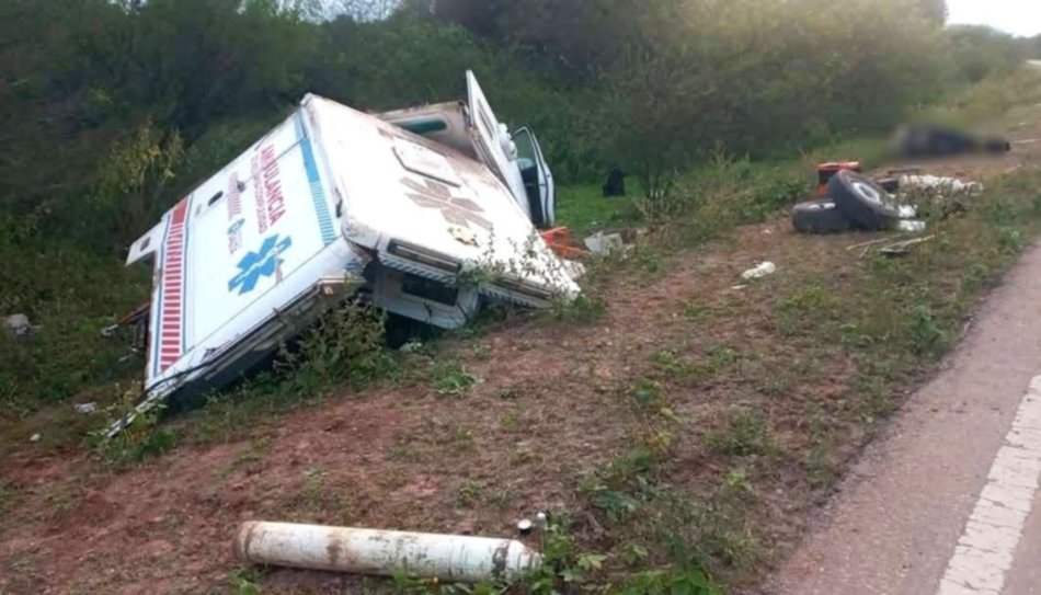 Chaco salteño: una ambulancia chocó contra una vaca y quedó totalmente destruida