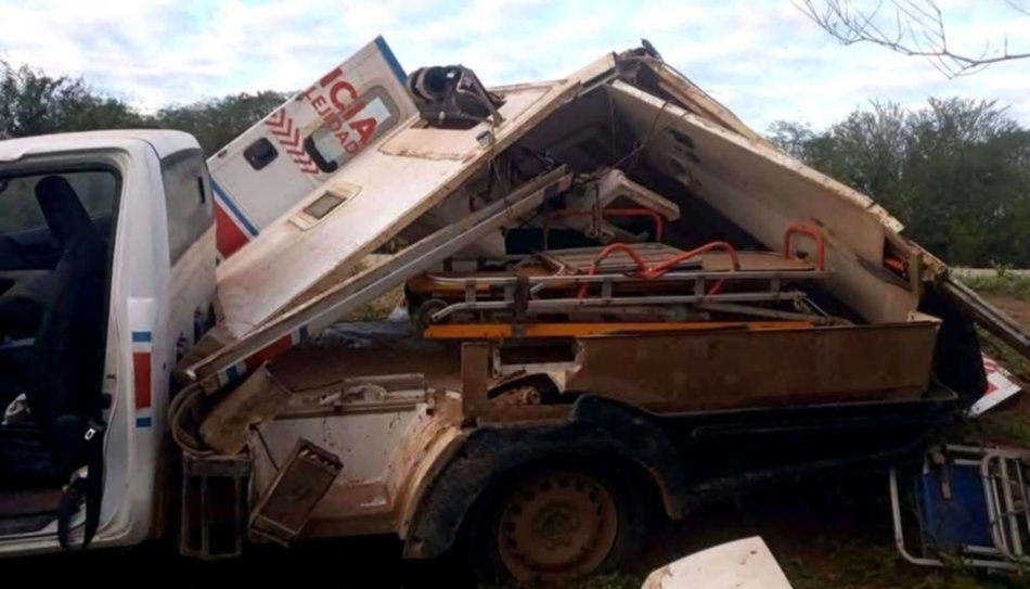 Chaco salteño: una ambulancia chocó contra una vaca y quedó totalmente destruida