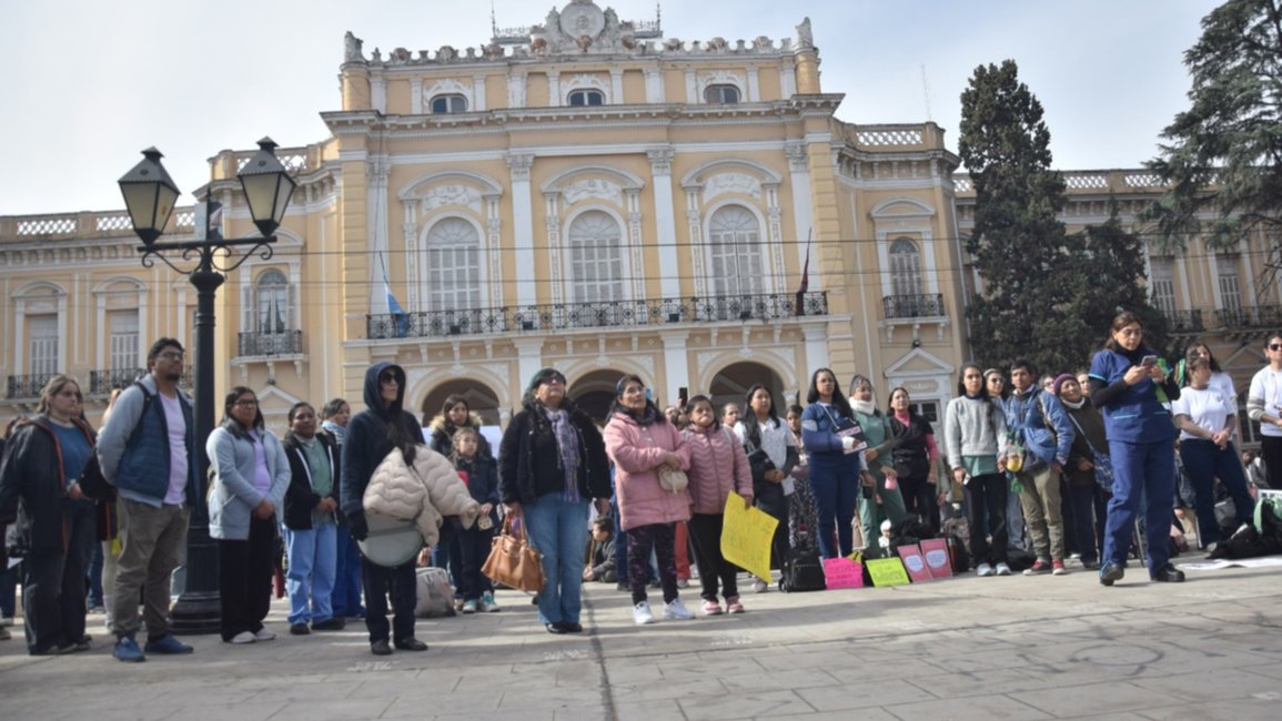 Prestadores para personas con discapacidad protestan frente a la Legislatura
