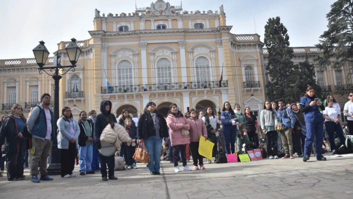 Prestadores para personas con discapacidad protestan frente a la Legislatura