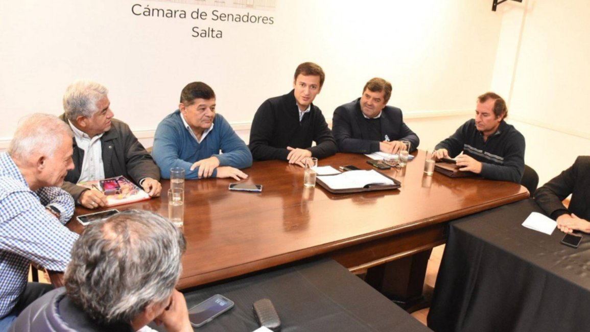 Senadores debaten ley para Uber y otras app de transporte