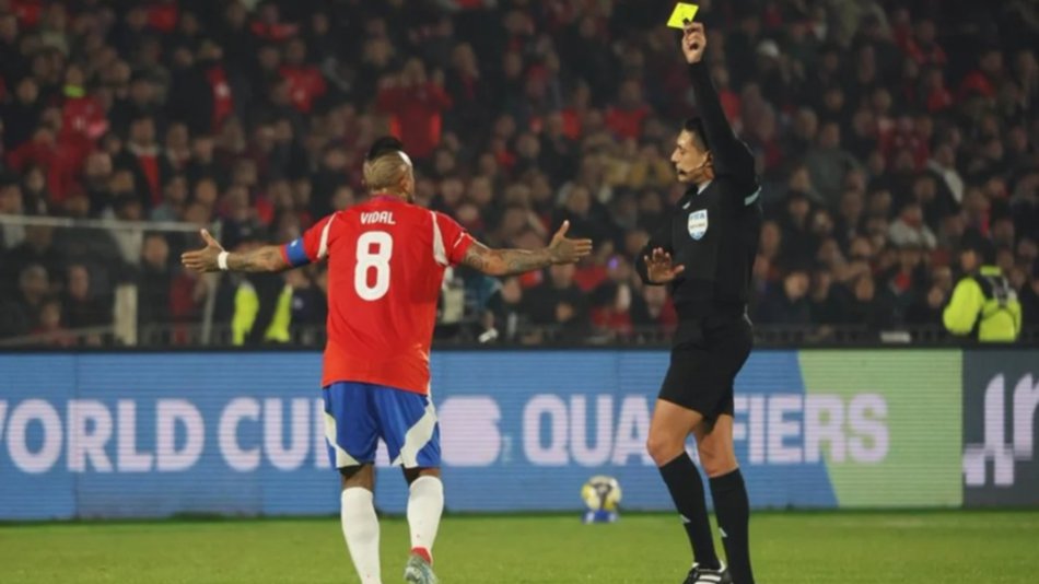 El fuerte cruce entre Rodrigo De Paul y Arturo Vidal en el duelo Argentina vs. Chile.