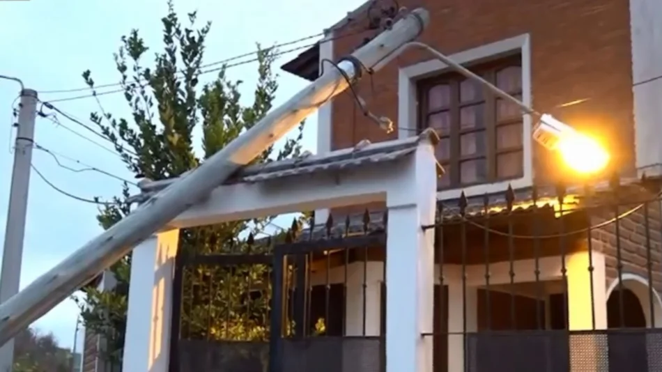 Se desplomó un poste de luz sobre una casa en barrio Los Castaños 