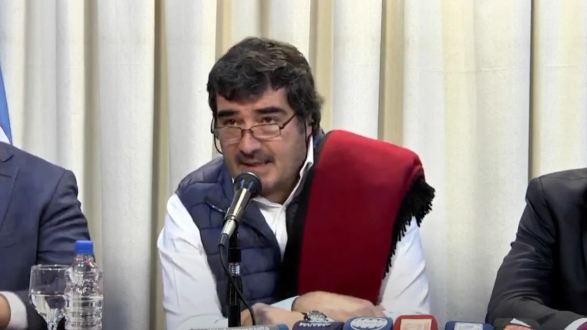 Contaminación ambiental: "No hay riesgo para nada ni nadie, siempre que se mantengan a 200 metros del derrame", expresó el ministro De los Ríos