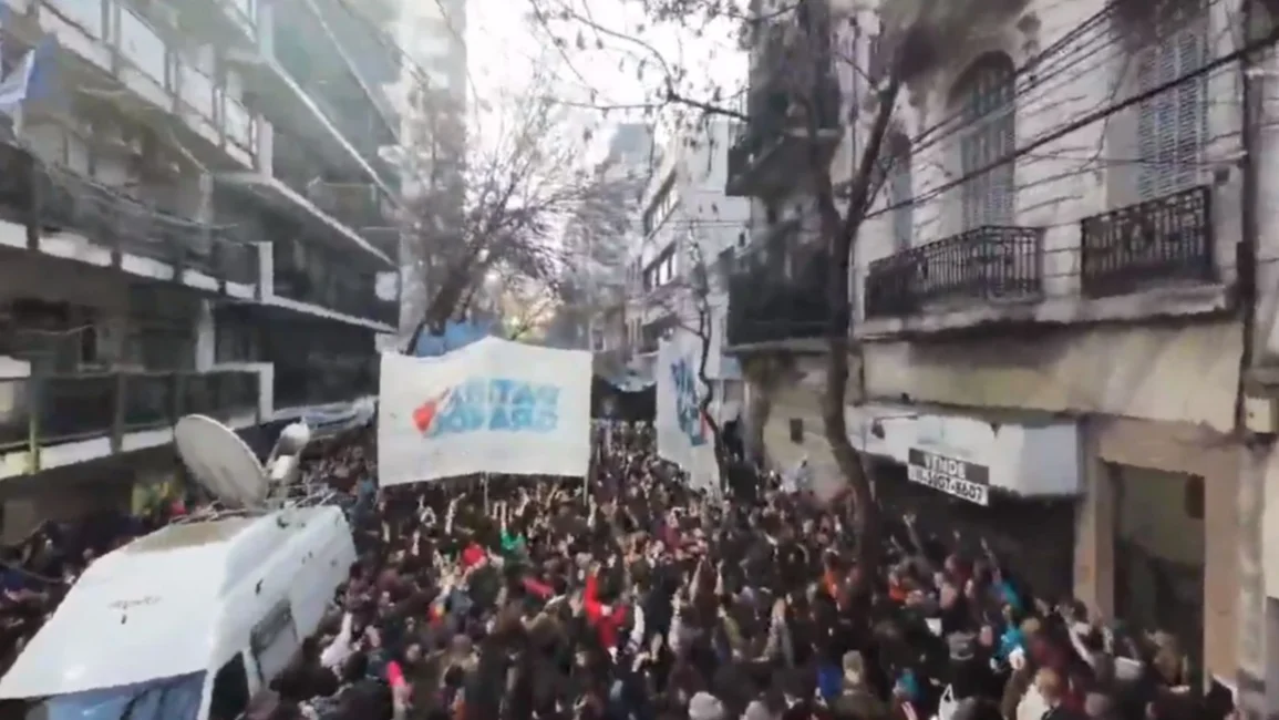 Protestas en Buenos Aires contra la condena a Cristina Kirchner y por reclamos salariales en el Garrahan
