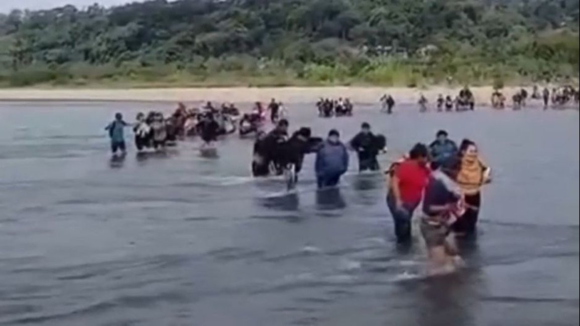 Aguas Blancas: la gente cruza el río Bermejo a pie ante la falta del servicio de chalanas