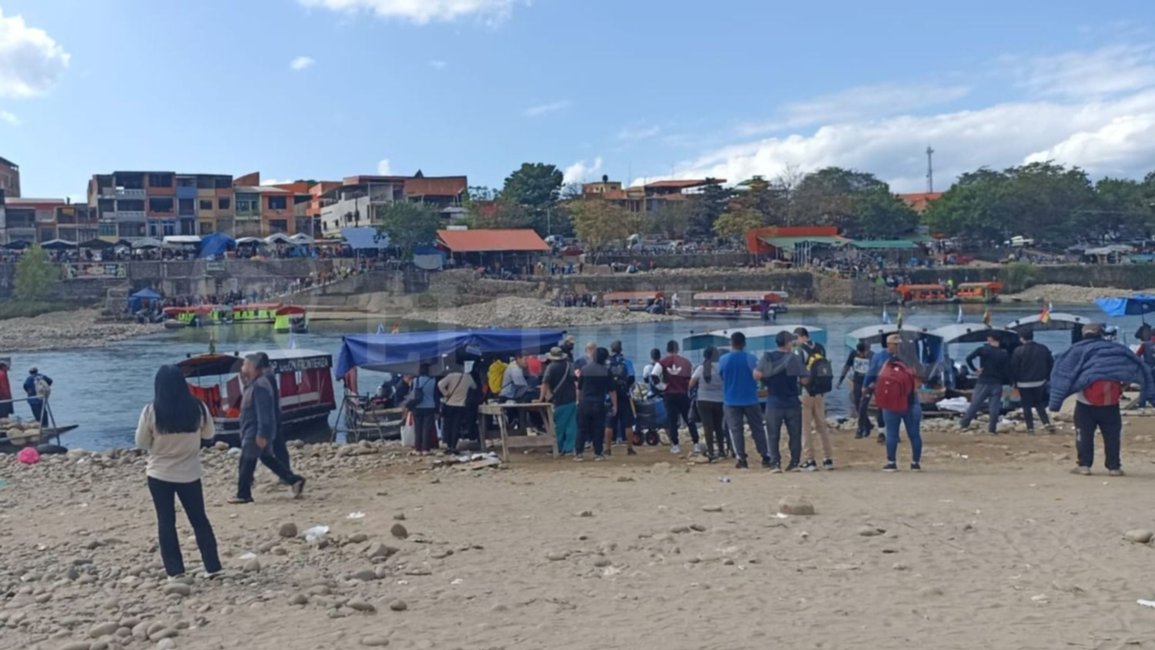 VIDEOS. Aguas Blancas y Bermejo: un paso ilegal que se mantiene como peatonal, desafiando el alambrado