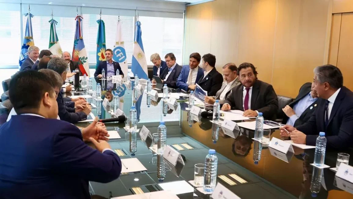 Entre la espada y la pared: caen los ingresos locales y nacionales