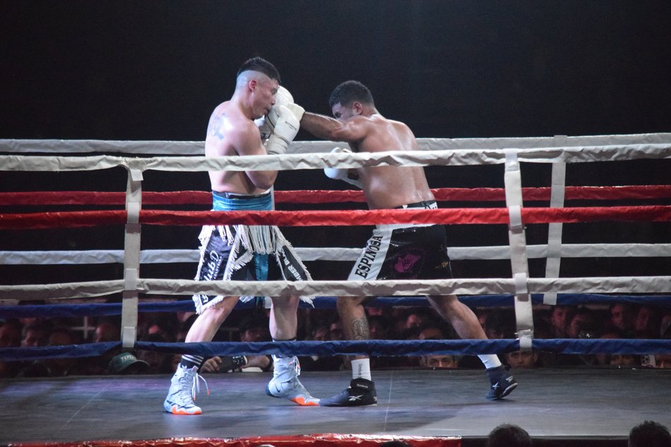 Ante un Delmi explotado de gente y en decisión unánime, Durval Palacios le ganó al mexicano Espinosa