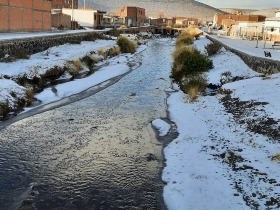 Una imagen fría y maravillosa: la Puna salteña amaneció bajo cero y cubierta de nieve