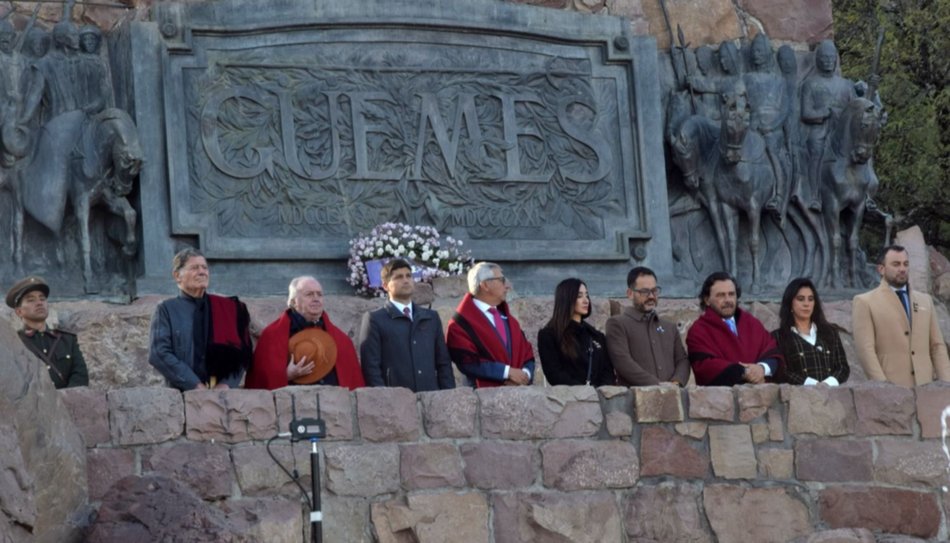 Tradicional desfile el Héroe Gaucho, en el Monumento a Güemes
