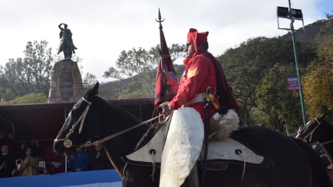 Tradicional desfile el Héroe Gaucho, en el Monumento a Güemes