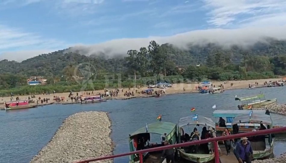Impresionante y masivo cruce de Aguas Blancas a Bermejo para realizar compras: cuánto cuesta cruzar en chalanas 