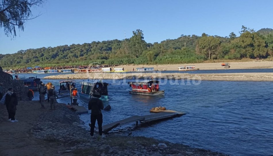 Impresionante y masivo cruce de Aguas Blancas a Bermejo para realizar compras: cuánto cuesta cruzar en chalanas 