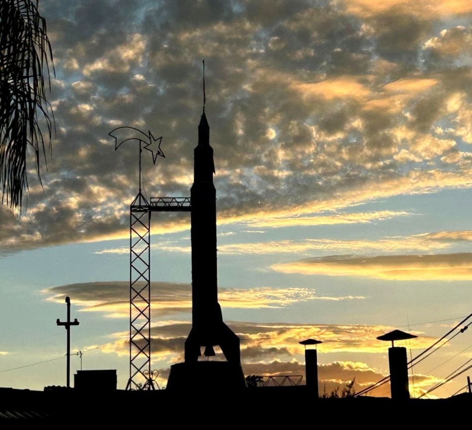 Construyó un cohete espacial en el techo de su casa: la historia del herrero soñador de Chicoana