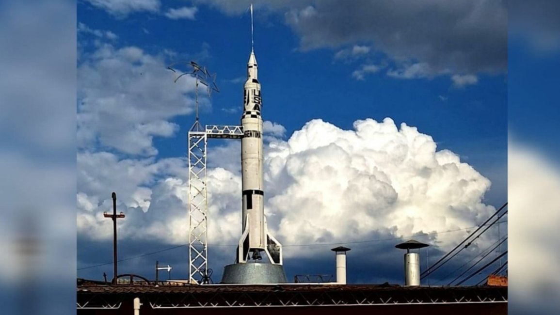 Construyó un cohete espacial en el techo de su casa: la historia del herrero soñador de Chicoana