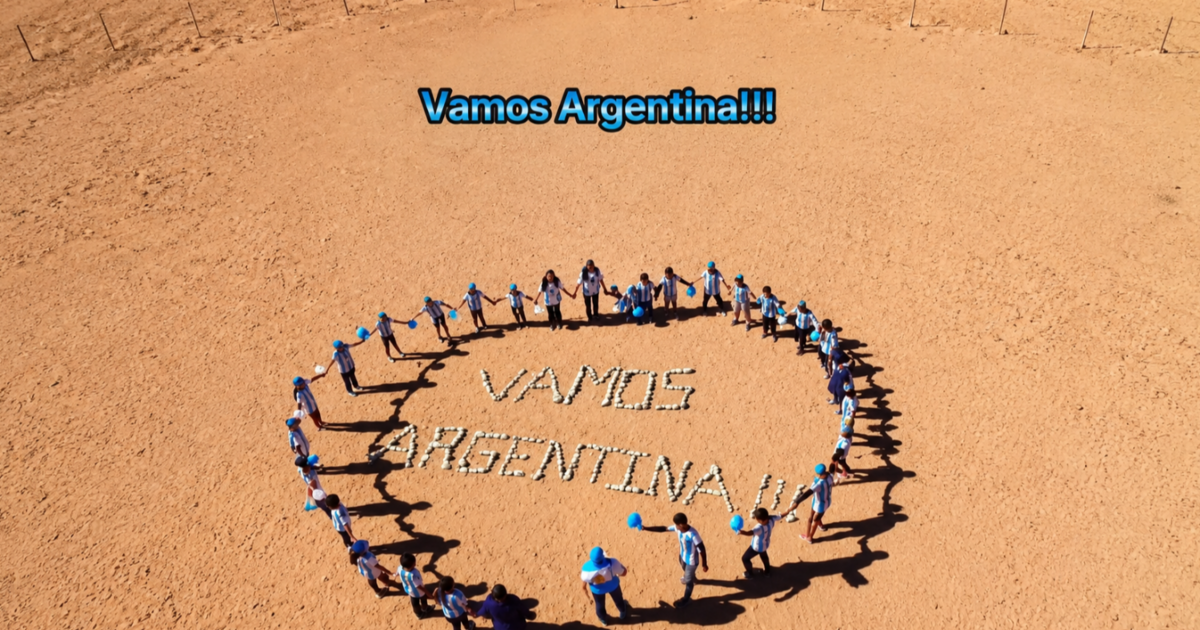 Festejo Mundialista de Altura: En el Paraje El Toro, los chicos alientan a la Selección Argentina