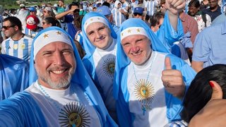 VIDEO. Las "monjas mundialistas": un salteño y dos cordobeses se vuelven furor siguiendo a la Selección Argentina