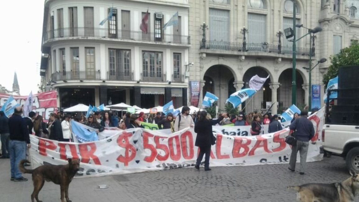 Docentes se movilizaron en el centro salteño