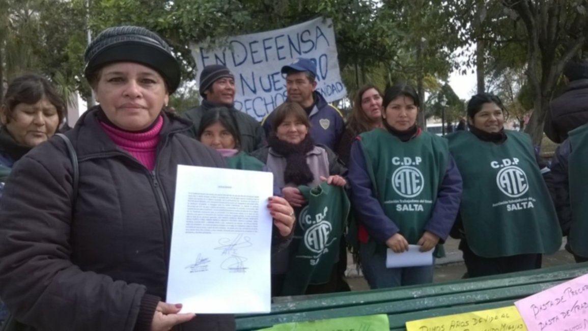 Municipales despedidos levantaron el paro