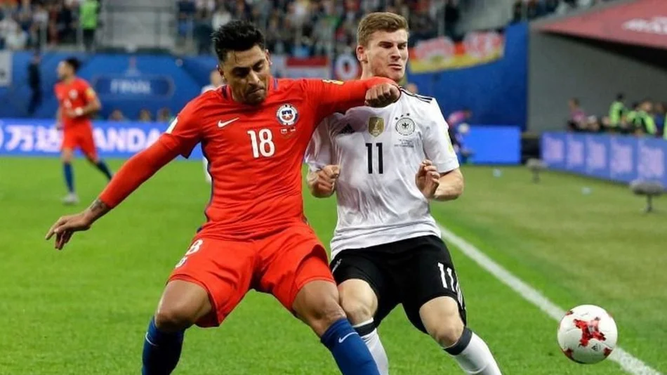 Arbitro solo amonestó al chileno Jara por un terrible codazo a Timo Werner 