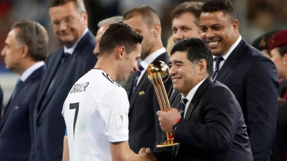 Maradona estuvo presente en la final y entregó el trofeo al campeón