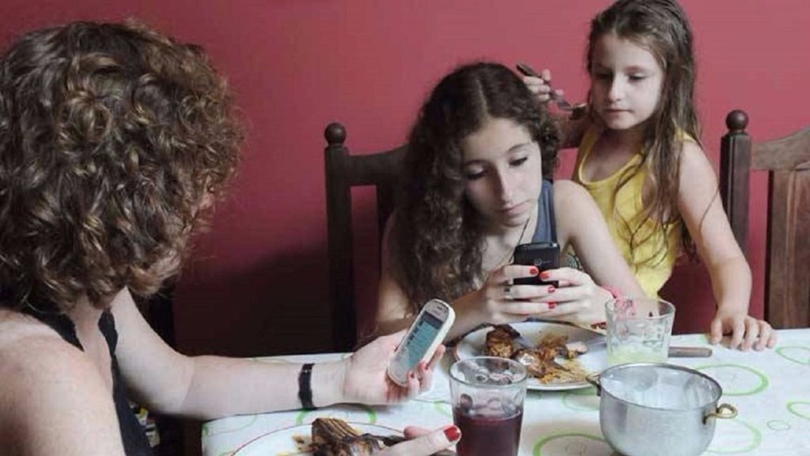 Aconsejan que los chicos tengan su primer celular recién a los 13 años