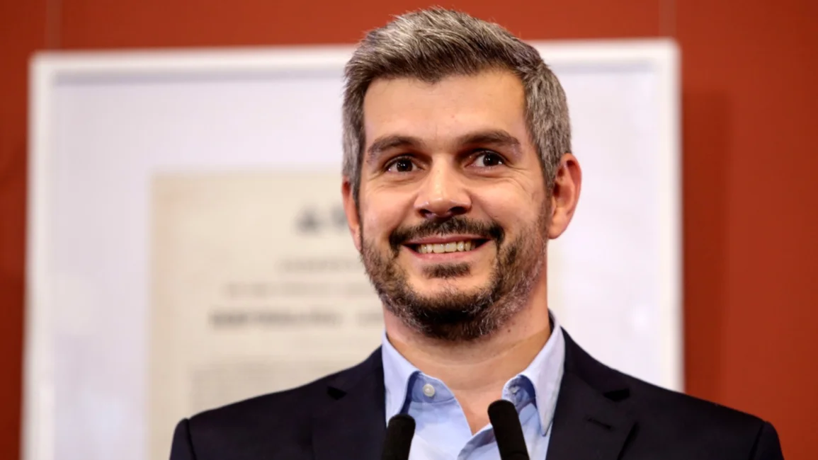 Marcos Peña dice que se está analizando aumentar el impuesto a los pasajes al exterior
