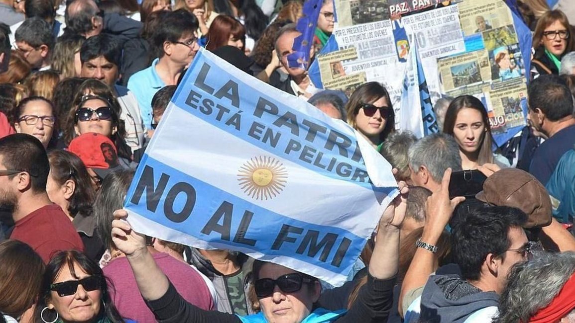Opositores organizaron un “contrafestejo” para repudiar el acuerdo con el FMI