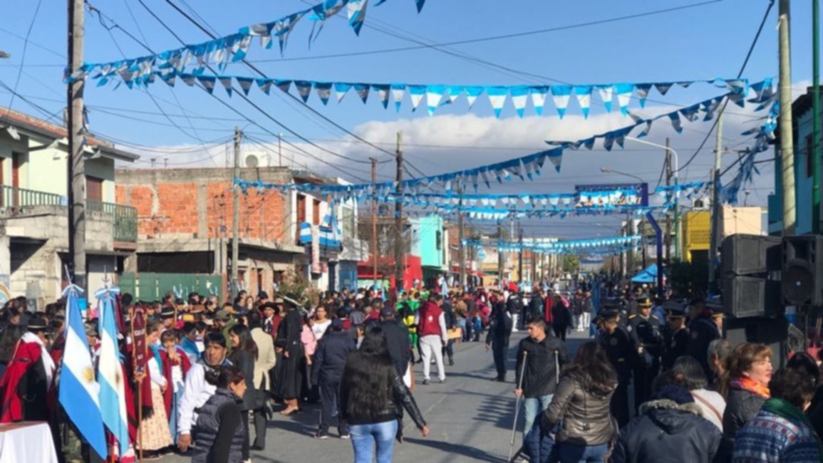 VIDEO. Colorido desfile patrio en Villa San Antonio