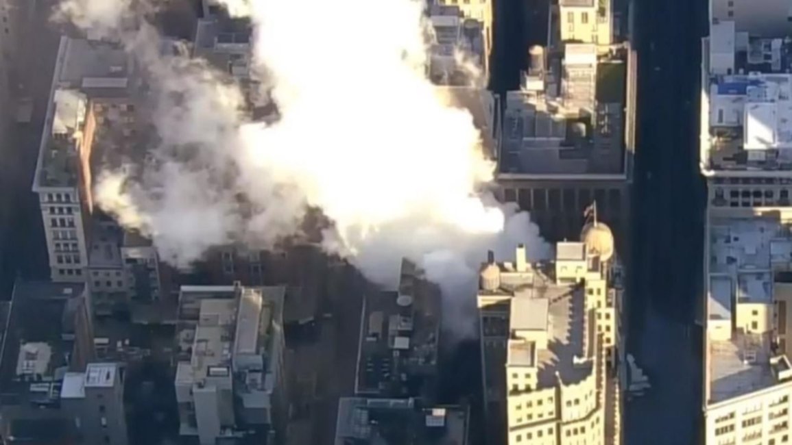 VIDEO. Explotó una tubería de vapor y el cielo de Nueva York se llenó de humo 